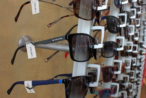 Expositor gafas des sol con etiquetas de precio