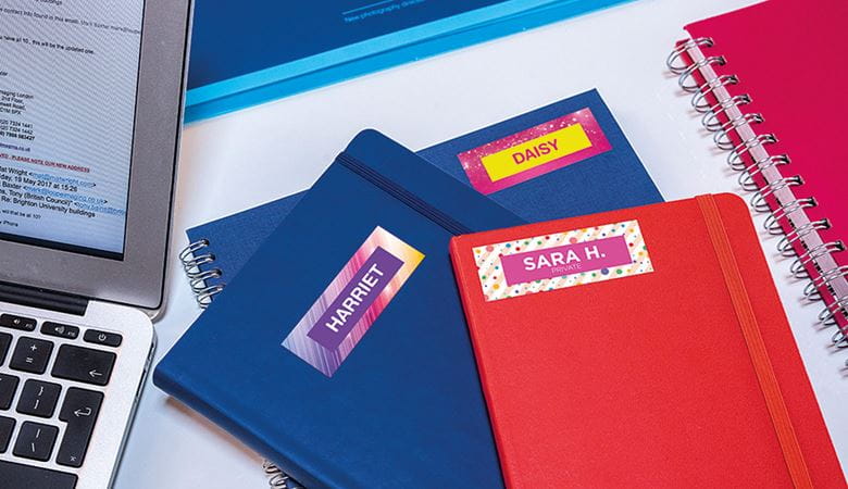Cuadernos y carpetas de colores con etiquetas