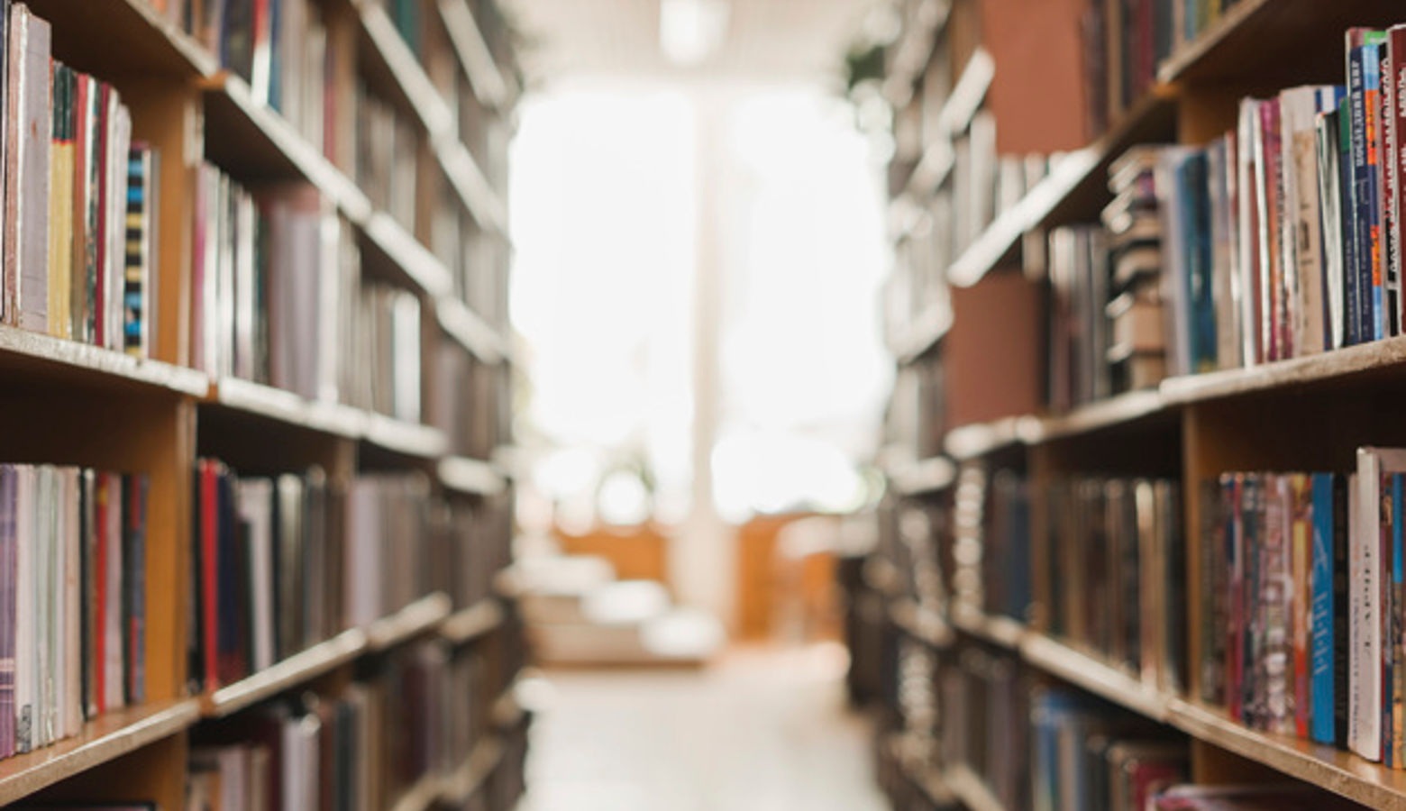 Pasillo de biblioteca con estantes con libros a los lados