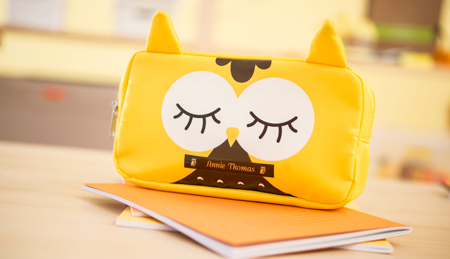 Estuche amarillo con etiqueta