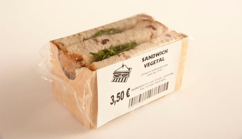 Sandwich empaquetado con etiqueta indicando precio e ingredientes