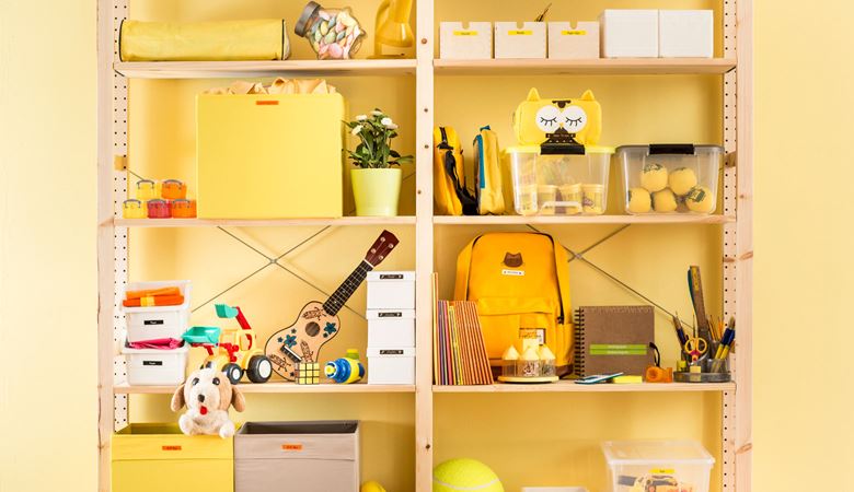 Habitación infantil con objetos etiquetados