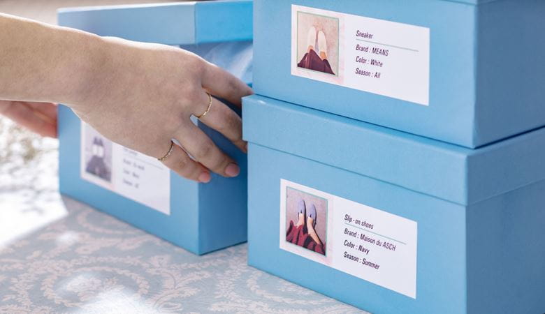 Cajas de cartón azules con etiquetas a color