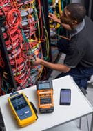 Electricista identificando cables con rotuladora PT-E Brother