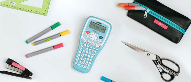 Rotuladora PT-H100 azul junto a material escolar