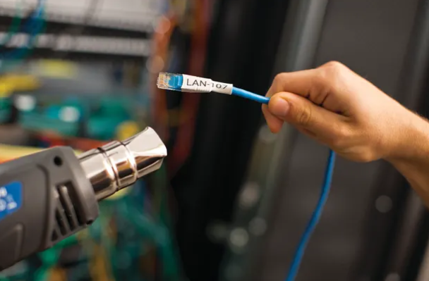 Cable azul con etiqueta Brother 