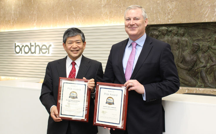 El Presidente de Brother Industries Ltd, Ichiro Sasaki, recibe los premios Pick Awards 2019 a manos de Gerry O'Rourke de BLI