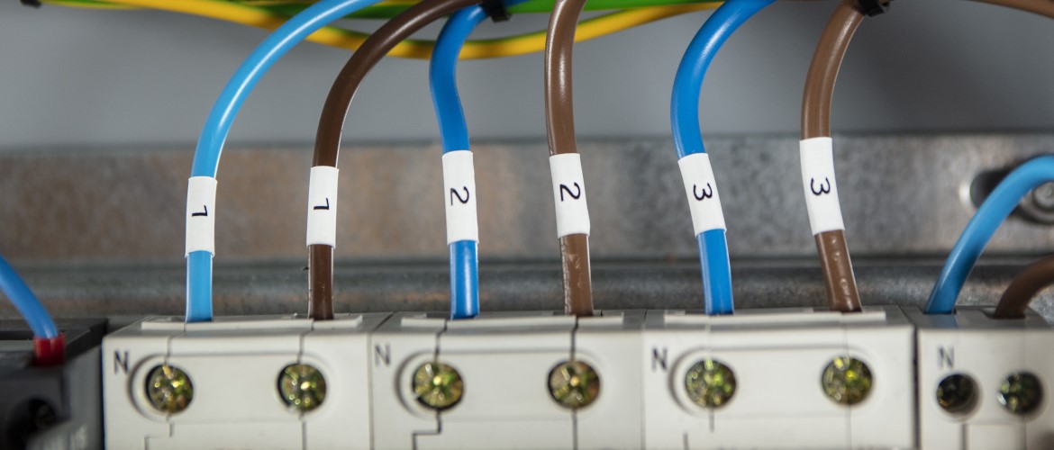 A top-down view of six alternating brown and blue cables labelled in pairs with "1", "2", and "3".