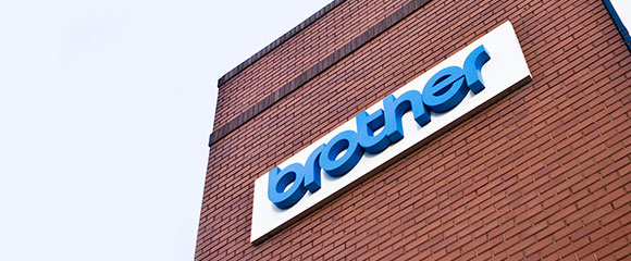 Blå Brother logo på siden av en murbygning