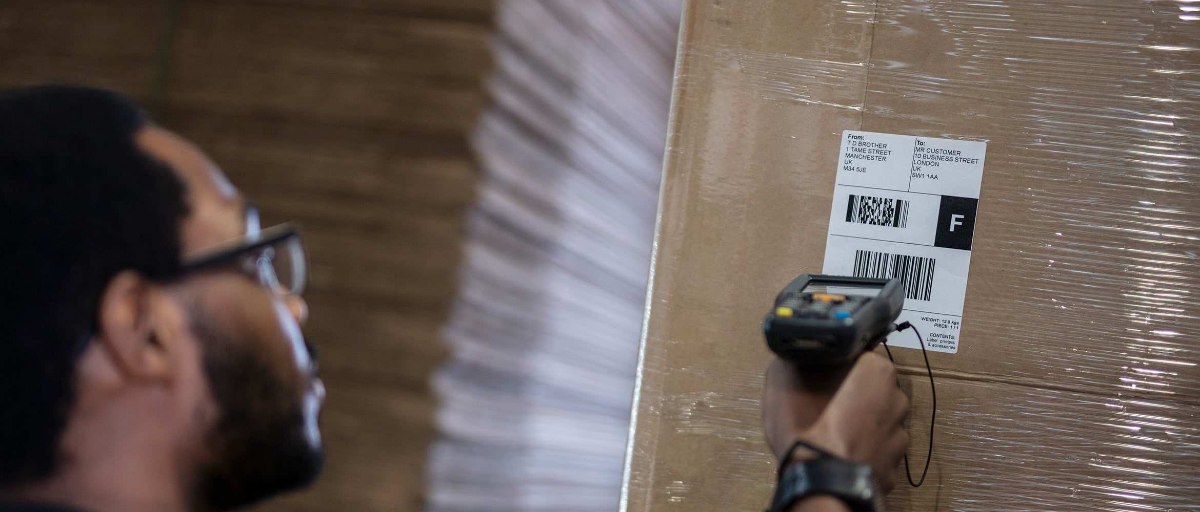 Mand, der scanner en label