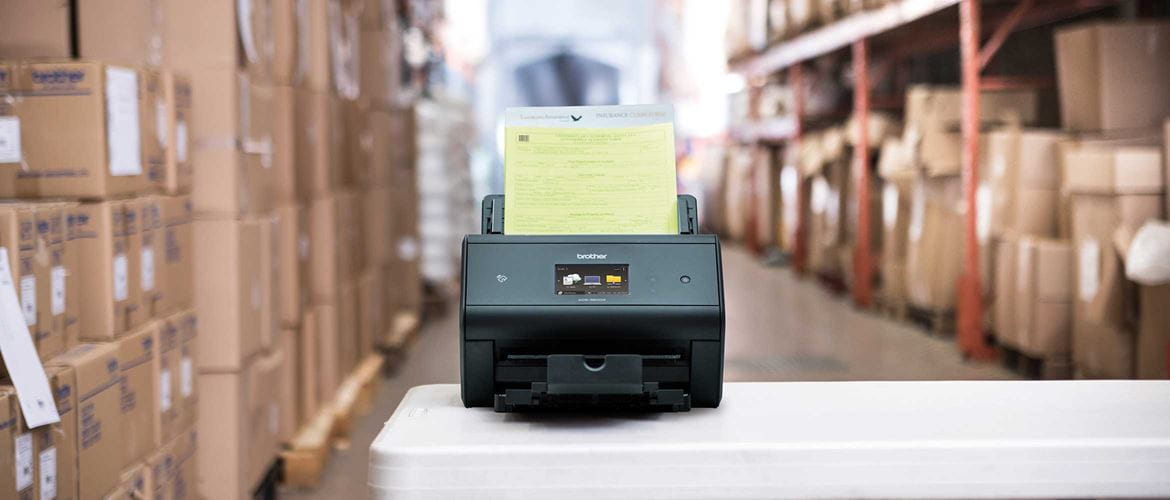 skener z dokumentom s črtno kodo na mizi v skladišču