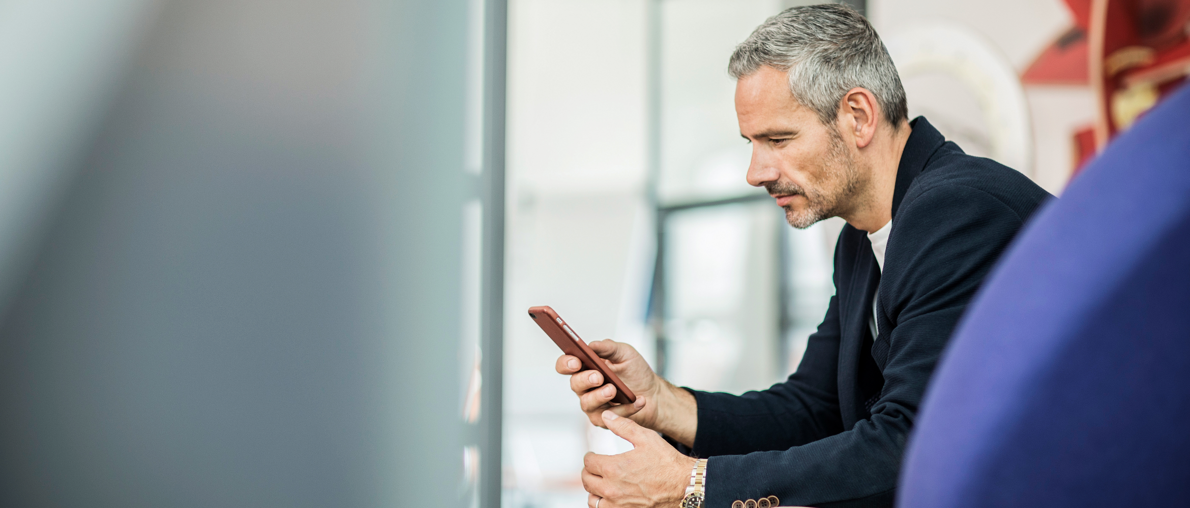 brother-bs-mobile-cloud-google-cloud-print férfi mobillal