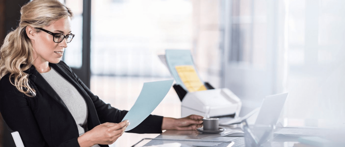 Žena v domácí kanceláři se skenerem dokumentů ADS-2200