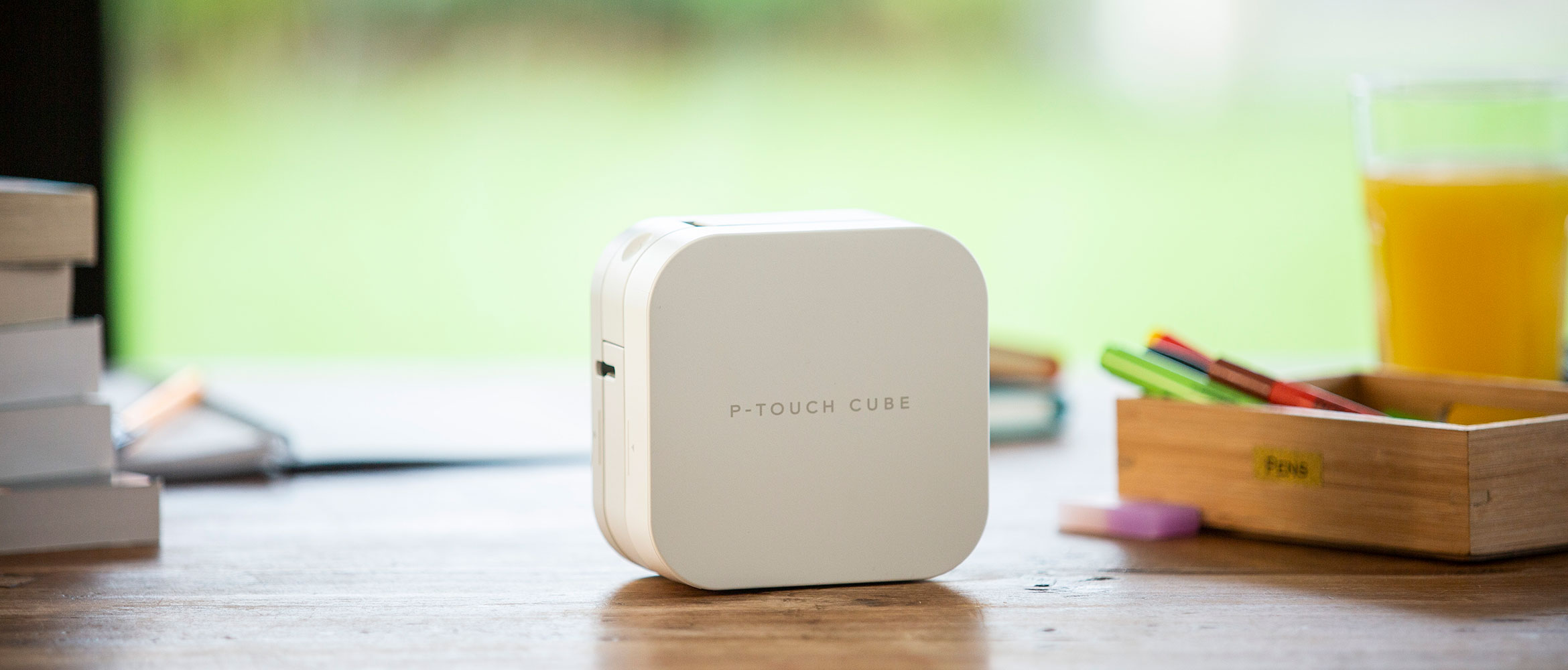 Tiskalnik nalepk P-touch CUBE doma na kuhinjskem pultu 