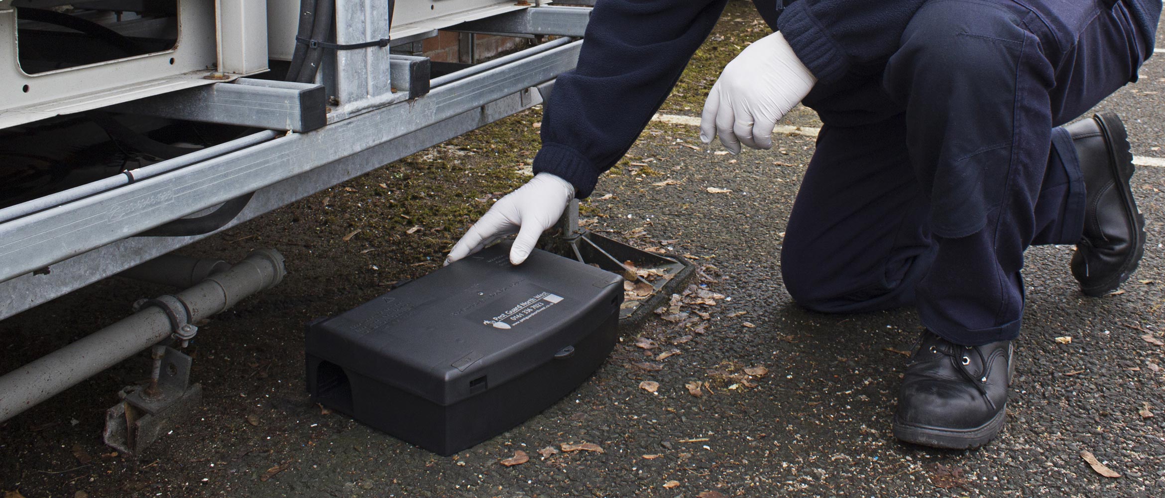 Pest control agent placing device on ground