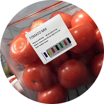 Pakke tomater med en Brother etikett