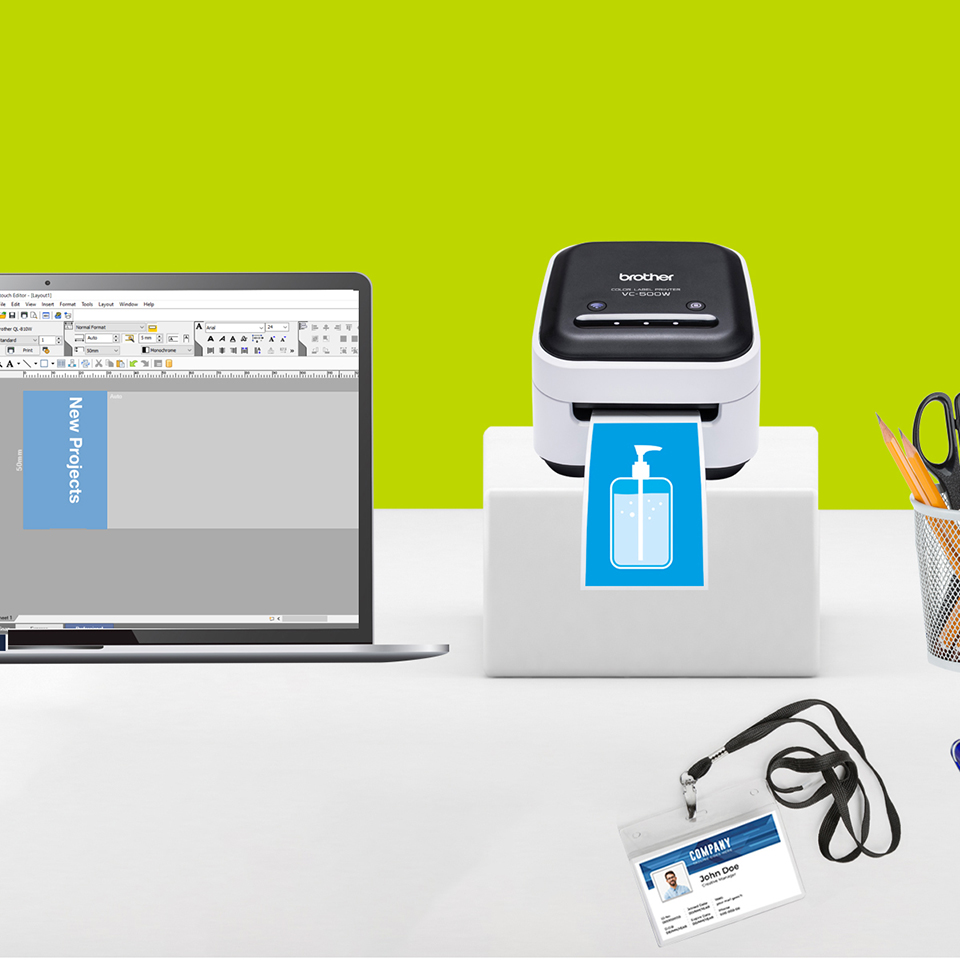 En etikett designes og skrives ut fra datamaskinens programvaren P-touch Editor for etikettdesign