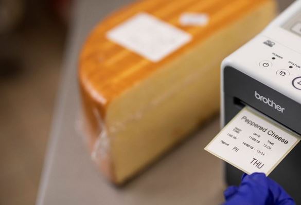 tlač štítka pre označenie baleného syra