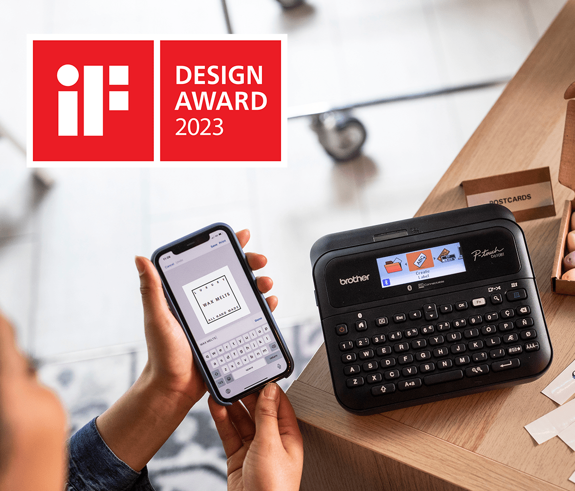 iF Design award 2023 logo bredvid en mobiltelefon och en Brother P-touch märkmaskin