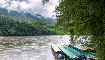 Fluss im Regenwald mit Bootmen