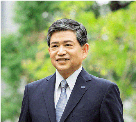 Ichiro Sasaki - Riaditeľ a prezident spoločnosti Brother Industries Ltd Japan - je vyobrazený v obleku a kravate na zelenom environmentálnom pozadí v tomto firemnom portréte