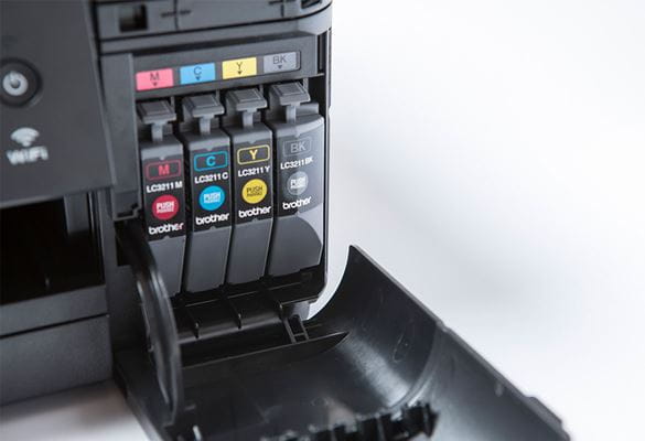 vier inktpatronen in een Brother-printer