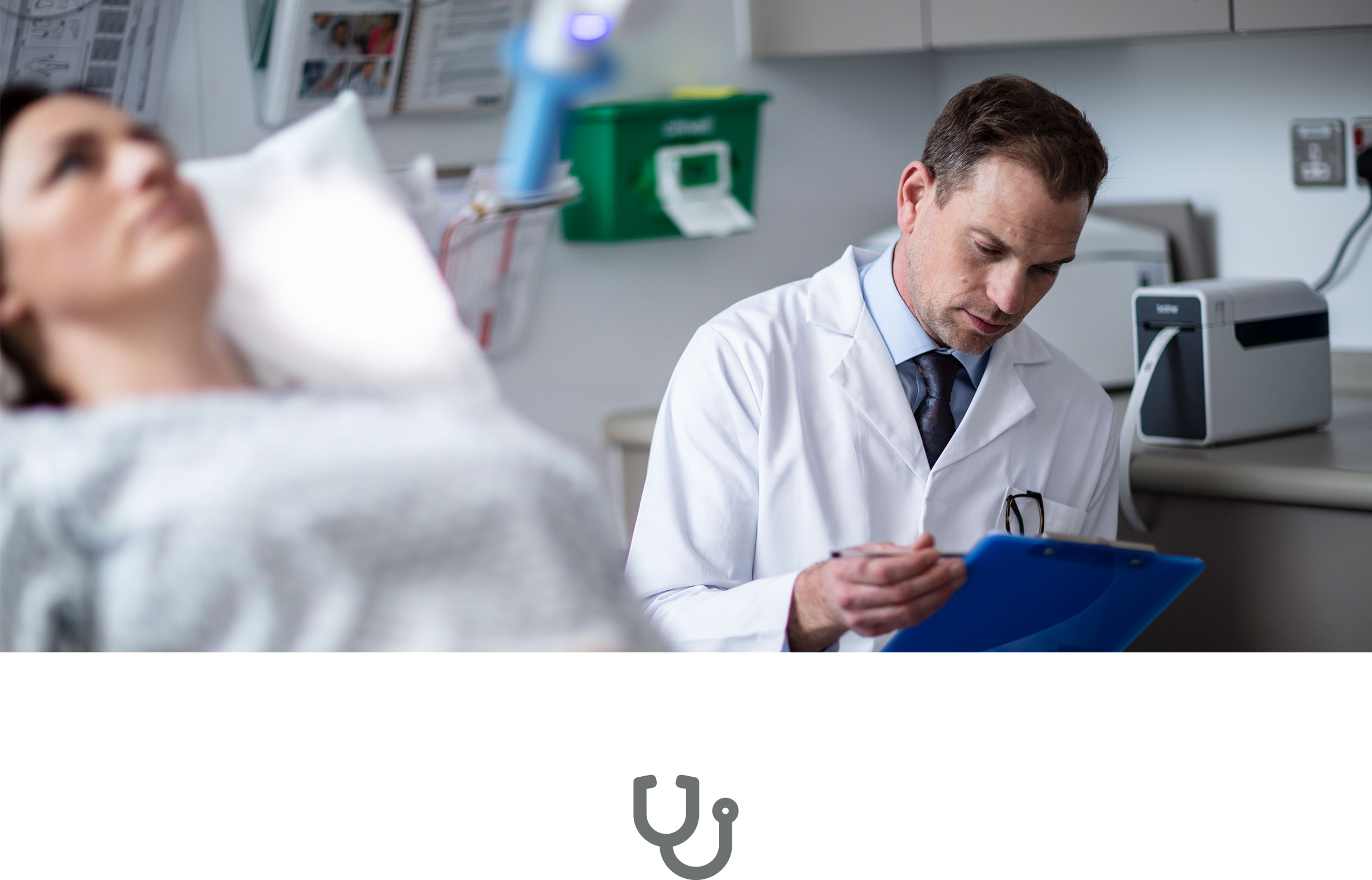 Medic consultând dosarul pacientei întinse pe pat, cu pictogramă de stetoscop