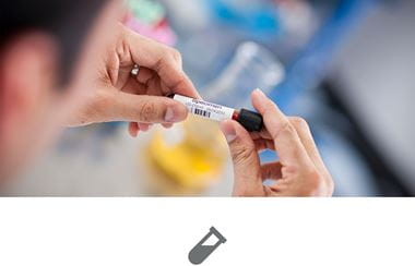 Nalepovanie štítka na liekovku v laboratóriu a sivá ikona liekovky