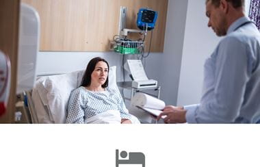 Pacientka v bolniški postelji, zdravnik gleda pacientkine zapiske in siva ikona postelje