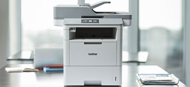 MFC-L6900DW Schwarzweiss-Laser-Business-Drucker auf dem Schreibtisch im Büro