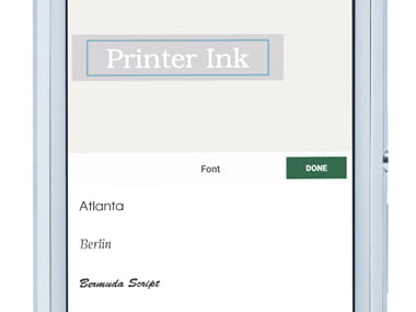 Aplikacija P-touch Design & Print, povečana na pametnem telefonu, prikazuje urejanje nalepke (sprememba pisave)