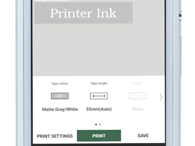 Aplikacija P-touch Design & Print, povečana na pametnem telefonu, prikazuje tiskanje nalepke