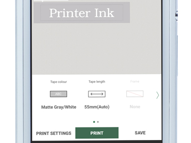 Aplikace P-touch Design & Print ukazuje na smartphonu zobrazený štítek