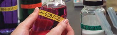 Etichete Brother P-touch TZe aplicate pe sticle cu substanțe chimice