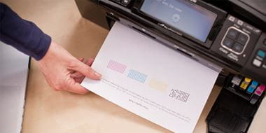 Osoba drukuje dokument przy użyciu urządzenia firmy Brother oraz oryginalnych materiałów eksploatacyjnych