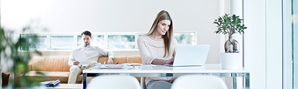 mulher sentou em uma mesa em um laptop