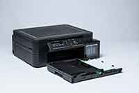 Crni tintni višenamjenski uređaj s izvućenom ladicom za papir_DCPT310
