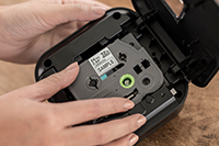 Vstavljanje kasete s trakom TZe v P-touch Cube Plus 
