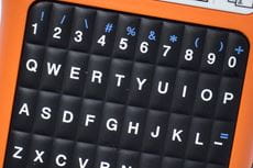 Nærbilde av tastaturet til en Brother PTE110 merkemaskin
