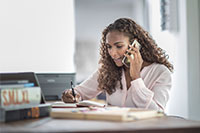 Frau telefoniert am Arbeitsplatz