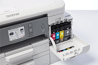 Blekkpatroner installert i en Brother MFCJ4540DW multifunksjon farge blekkskriver