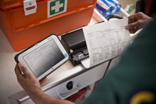 Person med tablet og PocketJet