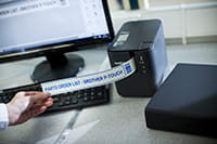 Brother PT-P900W etikečių spausdintuvas spausdina etiketes iš pasirinktinio sprendimo programinės įrangos