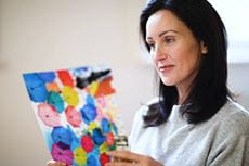 Kvinna tittar på färgglatt papper