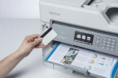 Barevná multifunkční inkoustová tiskárny MFC-J5945DW a identifikační karta