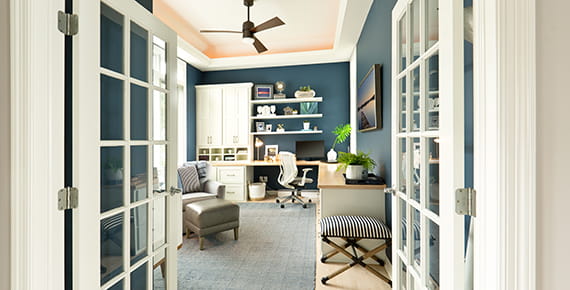 fotografija domače pisarne, belo pohištvo, modra stena