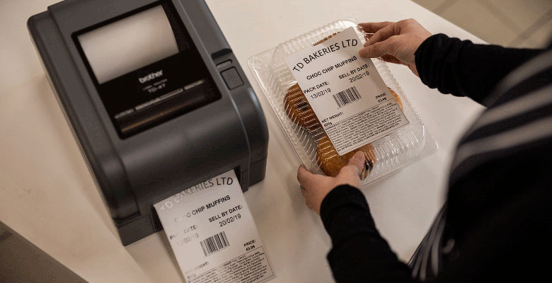 Pakke med kaker blir merket med etikett fra Brother TD-4T etikettskriver