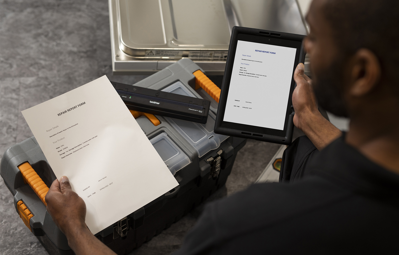 Person med mobile printer og værktøjskasse
