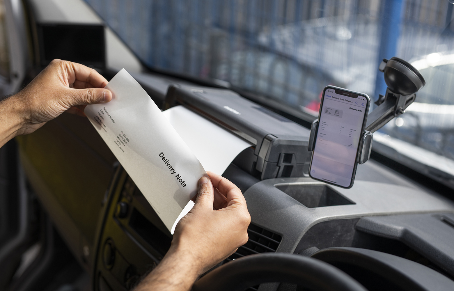 Mand i bil, der anvender en mobil printer