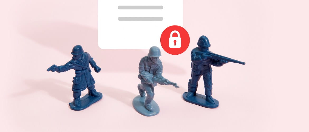 Trois petits soldats en plastique debout sur un fond rose défendent un document PDF sécurisé en papier contre une atteinte à la protection des données d'une entreprise.